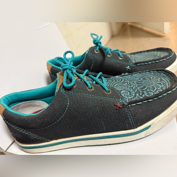 Shoes - Picture 2 of 3